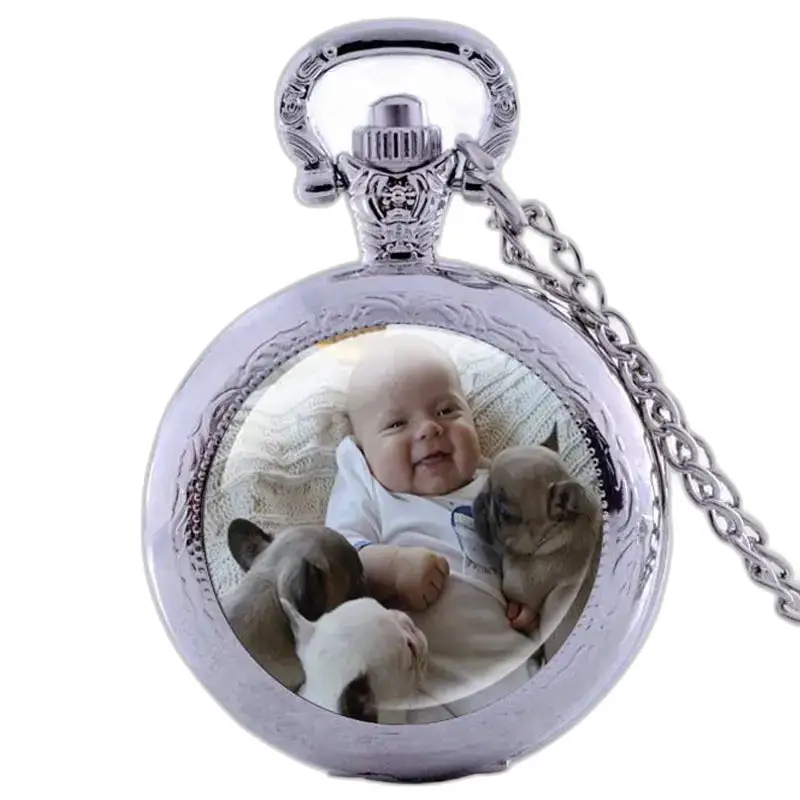 Elegante, personalisierbare Halskettenuhr mit Baby und Welpen in Silber