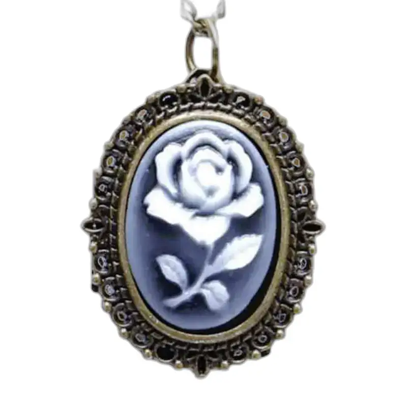 Elegante Halskette mit weißer Rose und ovalem rosa Cameo-Anhänger