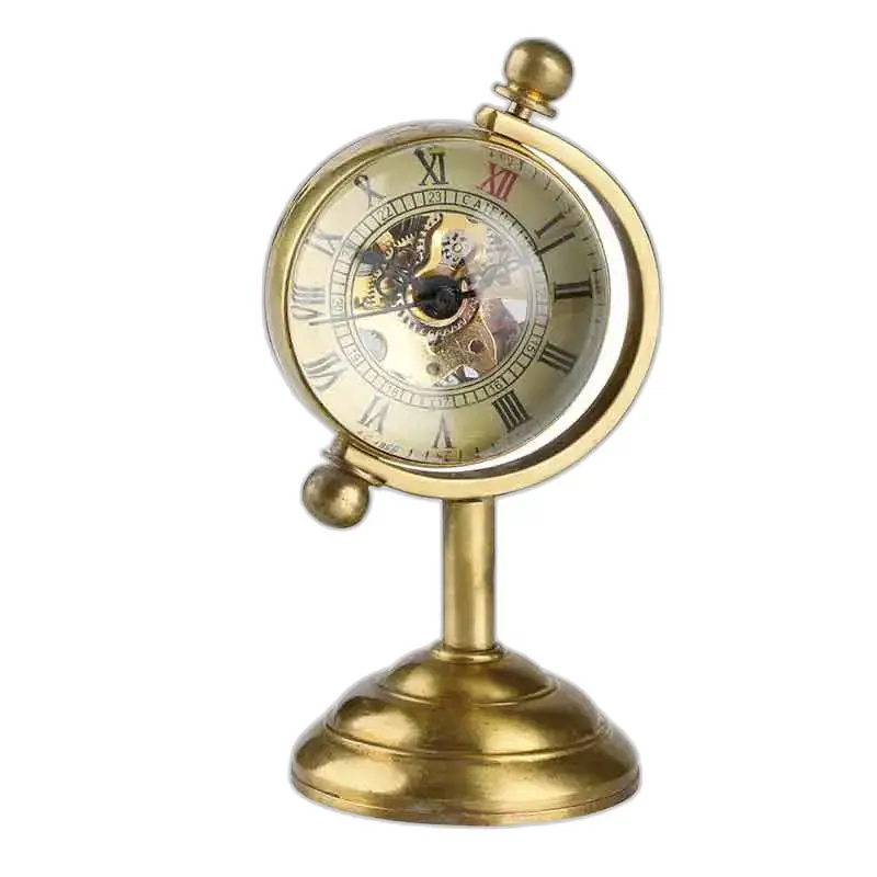 Goldene Globusuhr mit Zahnrädern, ideal für einen stilvollen Luxus-Globusschreibtisch