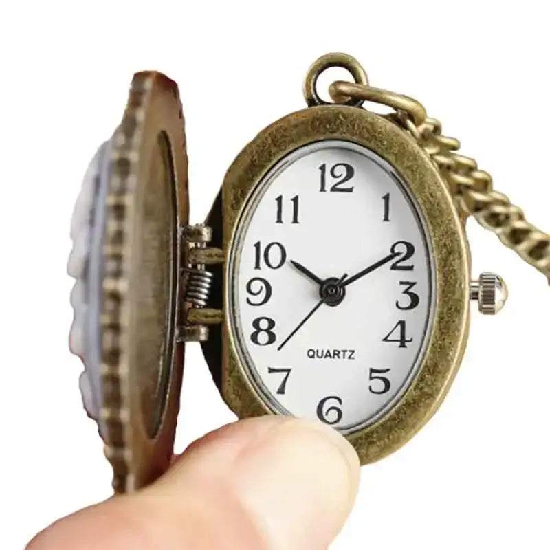 Eleganter roter Damenuhr-Anhänger mit antiker Uhr für einen zeitlosen Stil